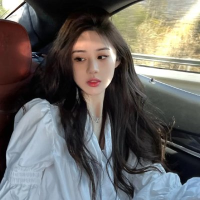 她背后的那双手
